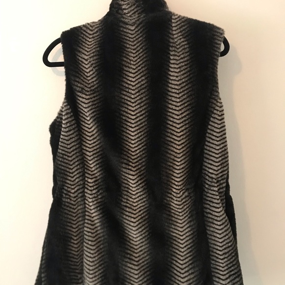 Dress barn Reversible Faux Fur vest size Medium - Picture 6 of 7